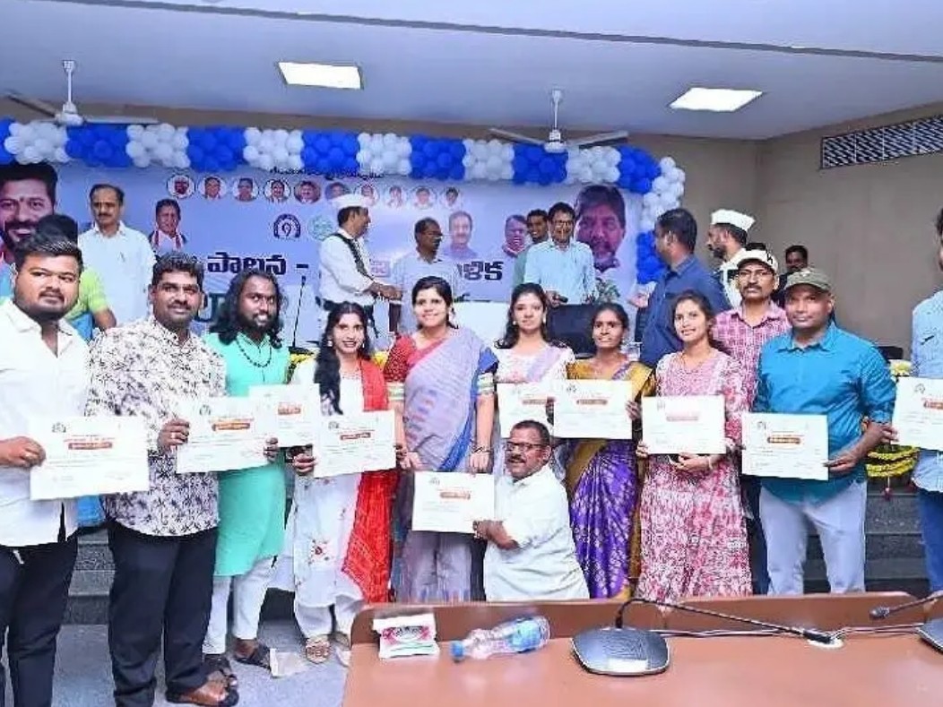సోషల్ మీడియా ఇన్ ఫ్లుయెన్సర్లకు ప్రశంసా పత్రాలు