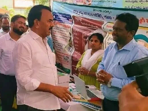వైద్య ఆరోగ్య శాఖ స్టాల్‌ను సందర్శించిన మంత్రి