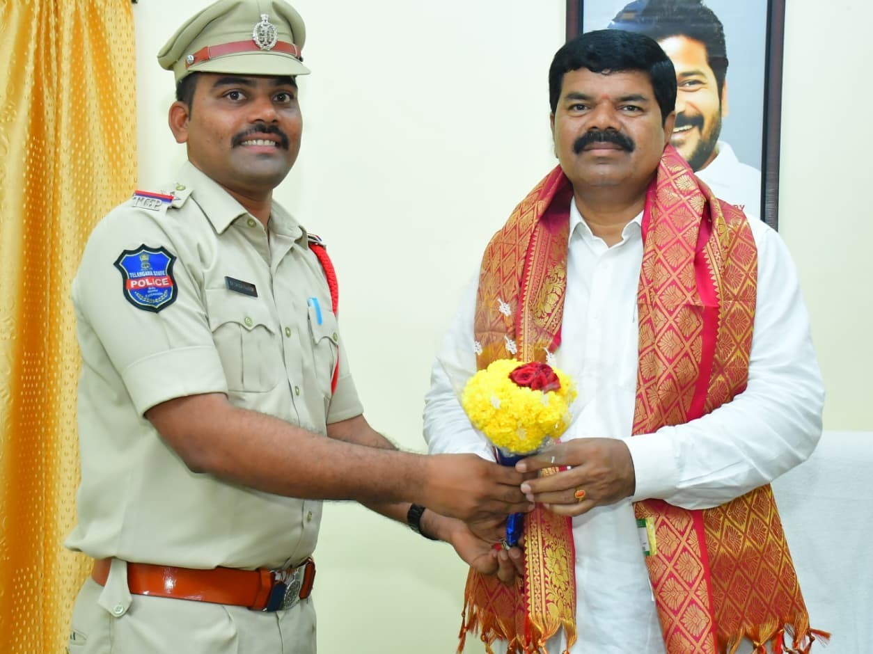 ఎమ్మెల్యేలు కలిసిన నూతన ఎస్సై