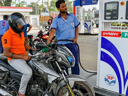 పెరిగిన ధరలు.. అయోమయంలో వాహనదారులు