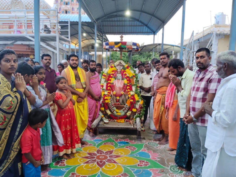 చౌడేశ్వరి దేవి ఆలయంలో ఘనంగా పల్లకి సేవ