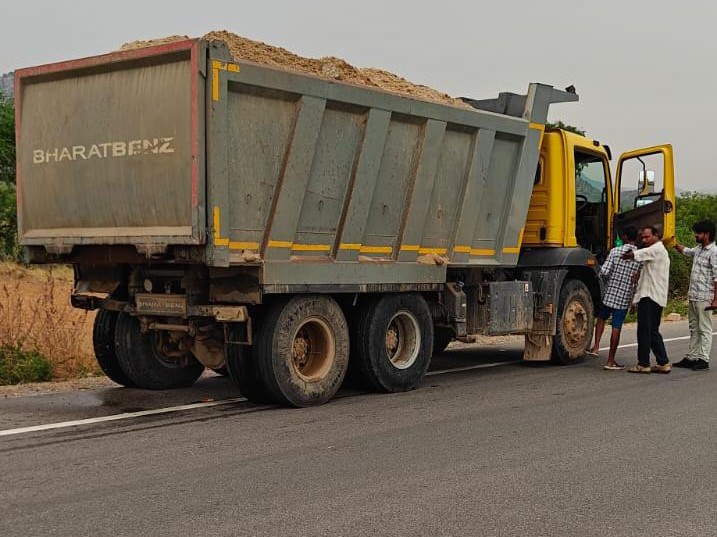ముదిగుబ్బలో మూడు ఇసుక టిప్పర్ల సీజ్