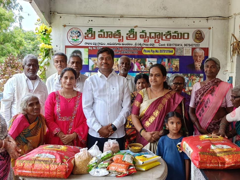 అమడుగూరు వృద్ధాశ్రమంకు నిత్యవసర సరుకులు పంపిణీ