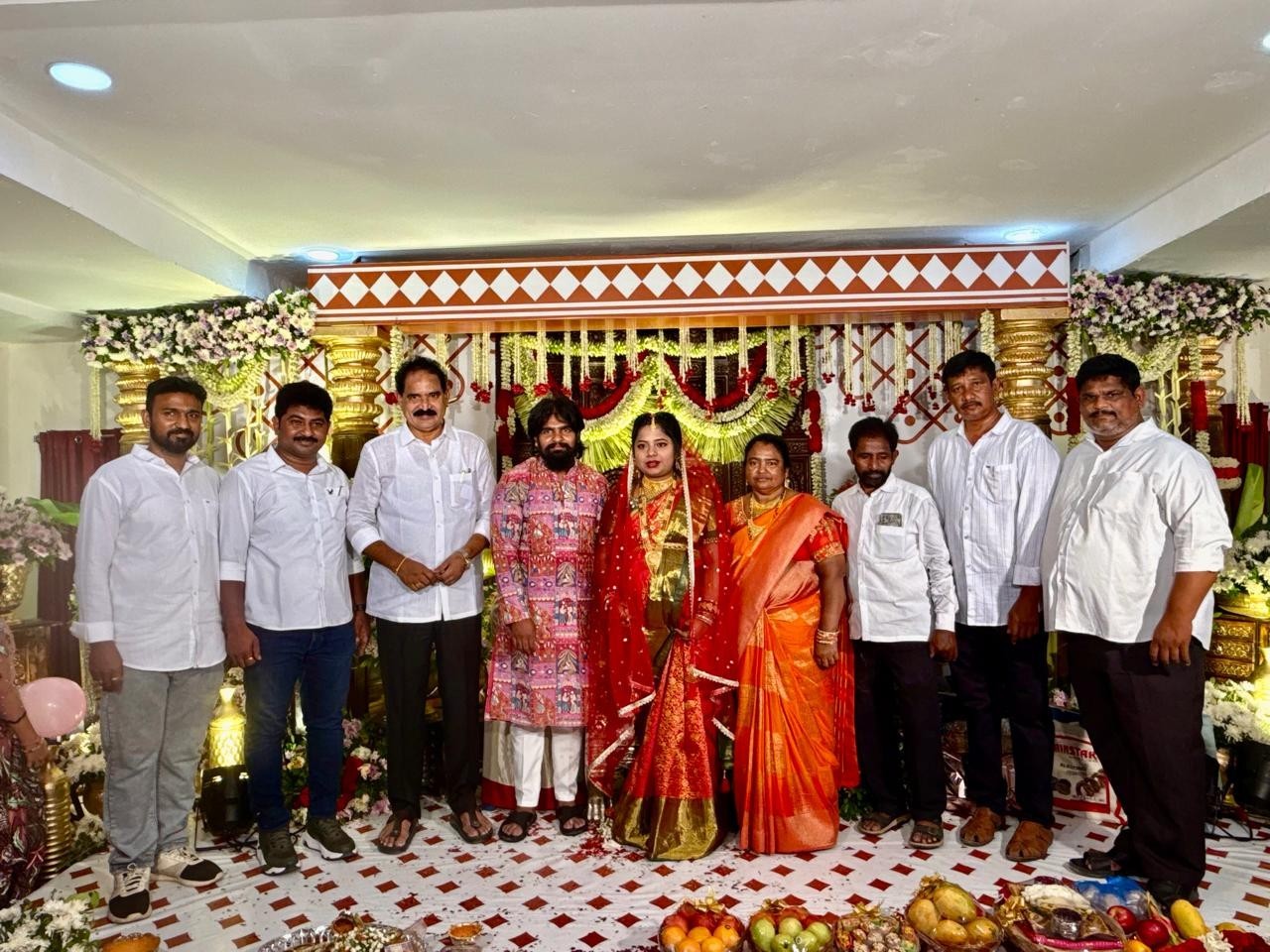 దంపతులకు జంపాల సీతారామయ్య ఆశీస్సులు
