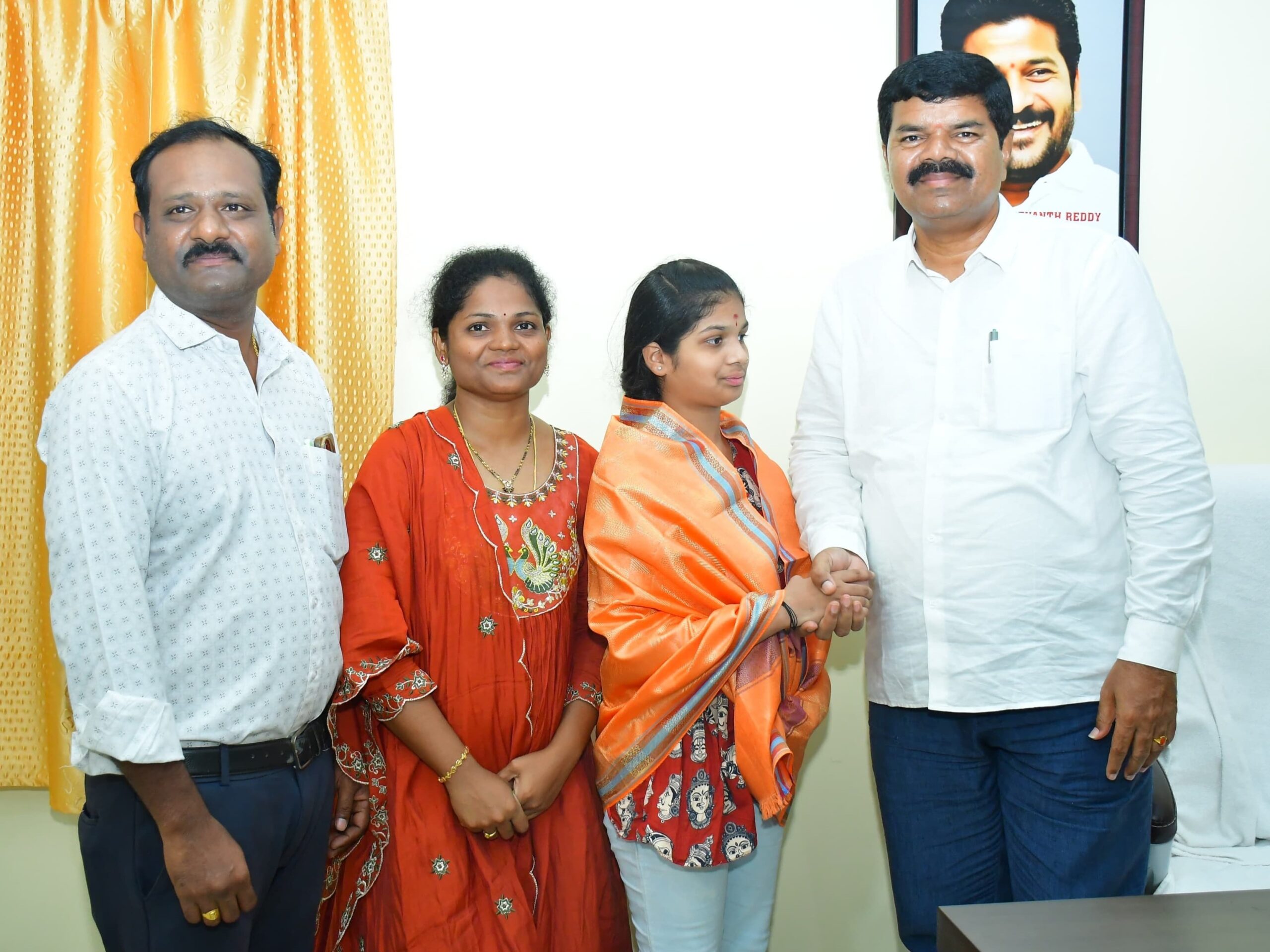 విద్యార్థినిని సత్కరించిన ఎమ్మెల్యే పాయం