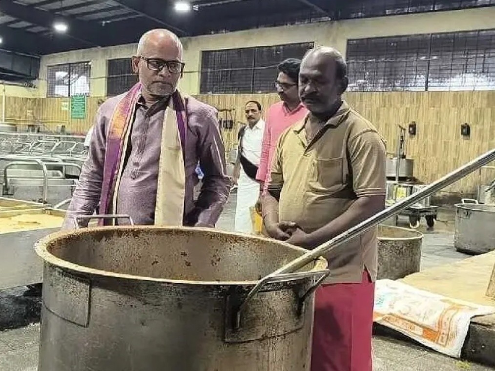తిరుమలలో రోజుకు లక్ష మందికి భోజనాలు