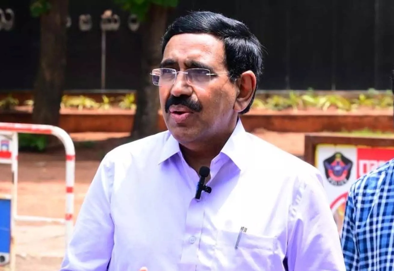 కార్మికులతో కలిసి రోడ్లను ఊడ్చిన మంత్రి