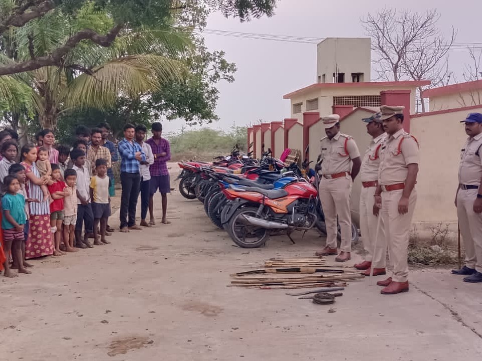 పెద్దారవీడులో  కార్డాన్ సెర్చ్ నిర్వహించిన పోలీసులు