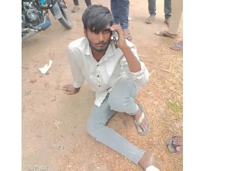 అదుపు తప్పి ఆటోను ఢీకొన్న యువకుడు