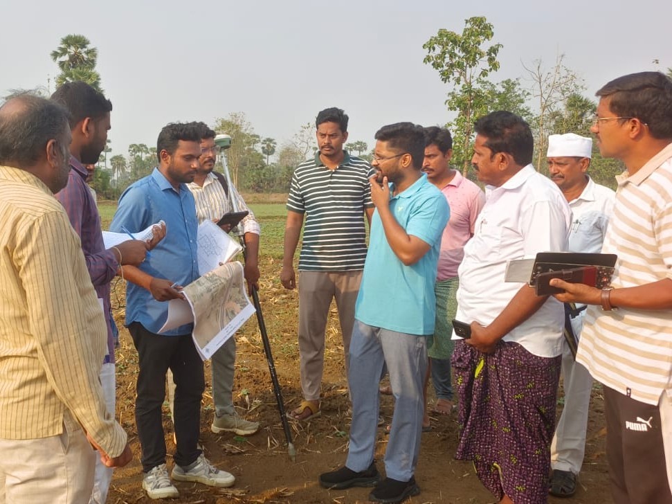 గొట్లాంలో రీ సర్వేను పరిశీలించిన జేసీ మాధవన్