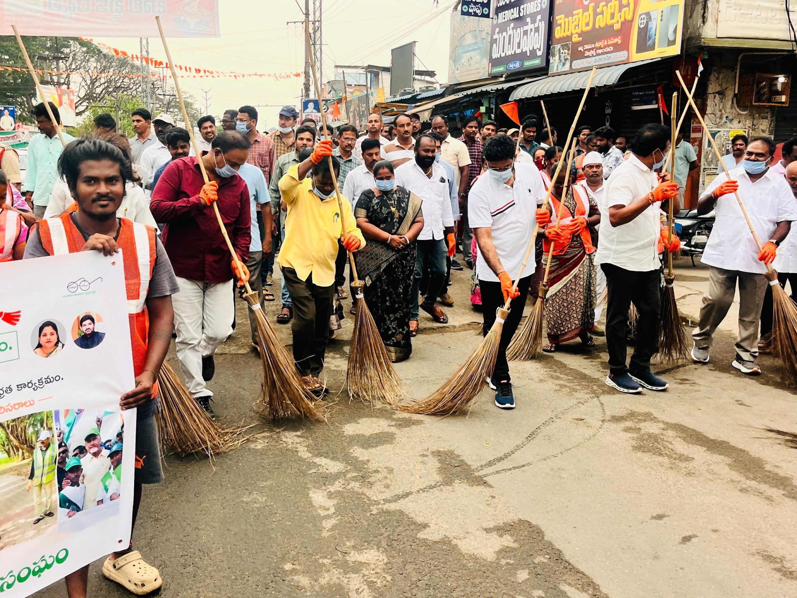 ‘క్వీన్ స్వీప్’ కార్యక్రమంలో పాల్గొన్న ఎమ్మెల్యే