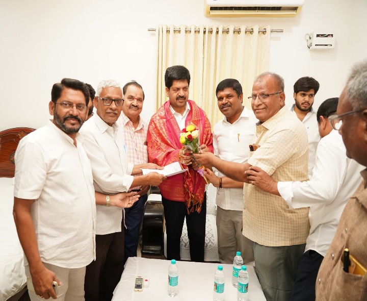 చేనేతలకు స్థానిక సీట్లు కేటాయించాలని వినతి