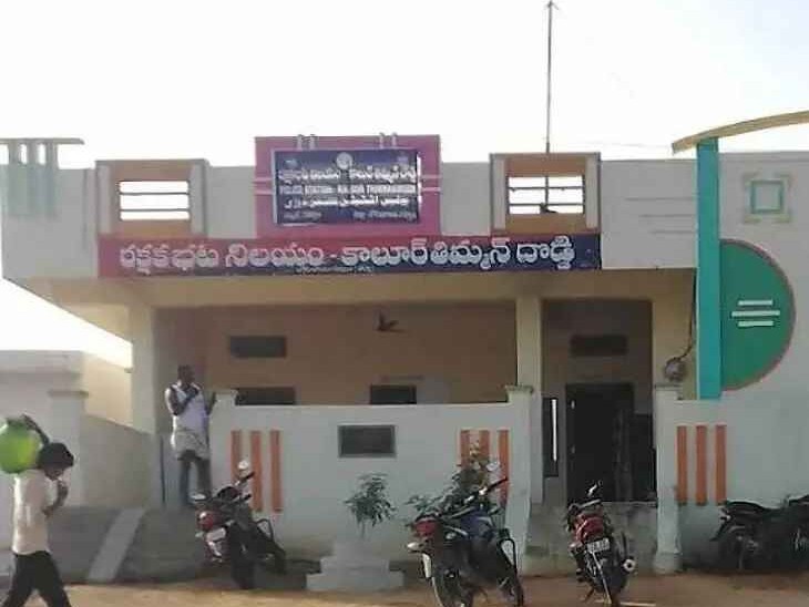 కోడిపందాలపై పోలీసుల దాడి