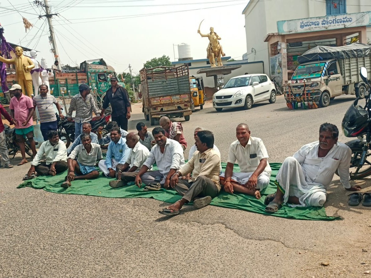 ధాన్యం కొనుగోలు చేయాలంటూ రోడ్డెక్కిన రైతులు