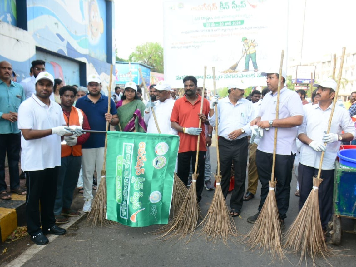 ‘ఆపరేషన్ క్లీన్ స్వీప్’లో పాల్గొన్న జీవీఎంసీ కమిషనర్, కలెక్టర్