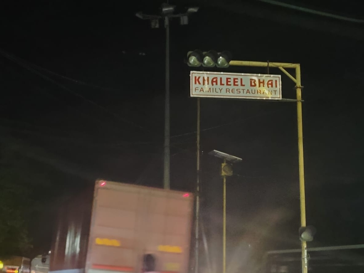 ట్రాఫిక్ సిగ్నల్‌కు హోటల్ బోర్డు