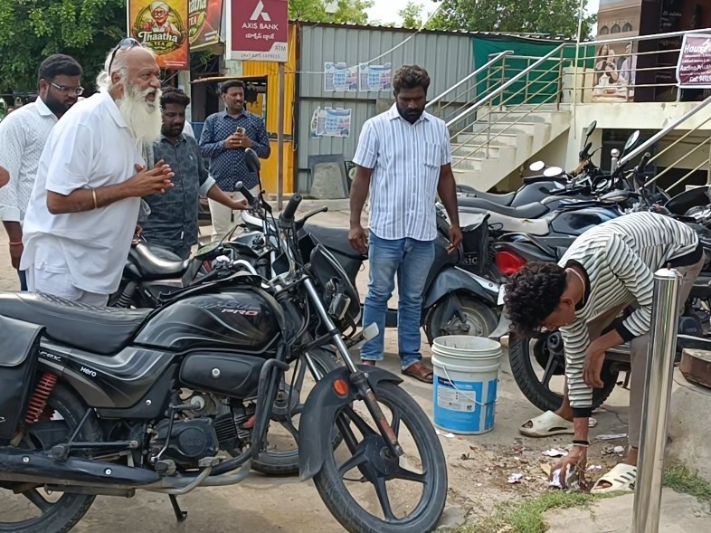 దండం పెట్టి మరి చెత్తను ఎత్తివేయించిన జేసీ