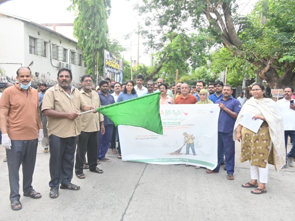 ‘ఆపరేషన్ క్లీన్ స్వీప్’తో పారిశుద్ధ్యం మెరుగు’