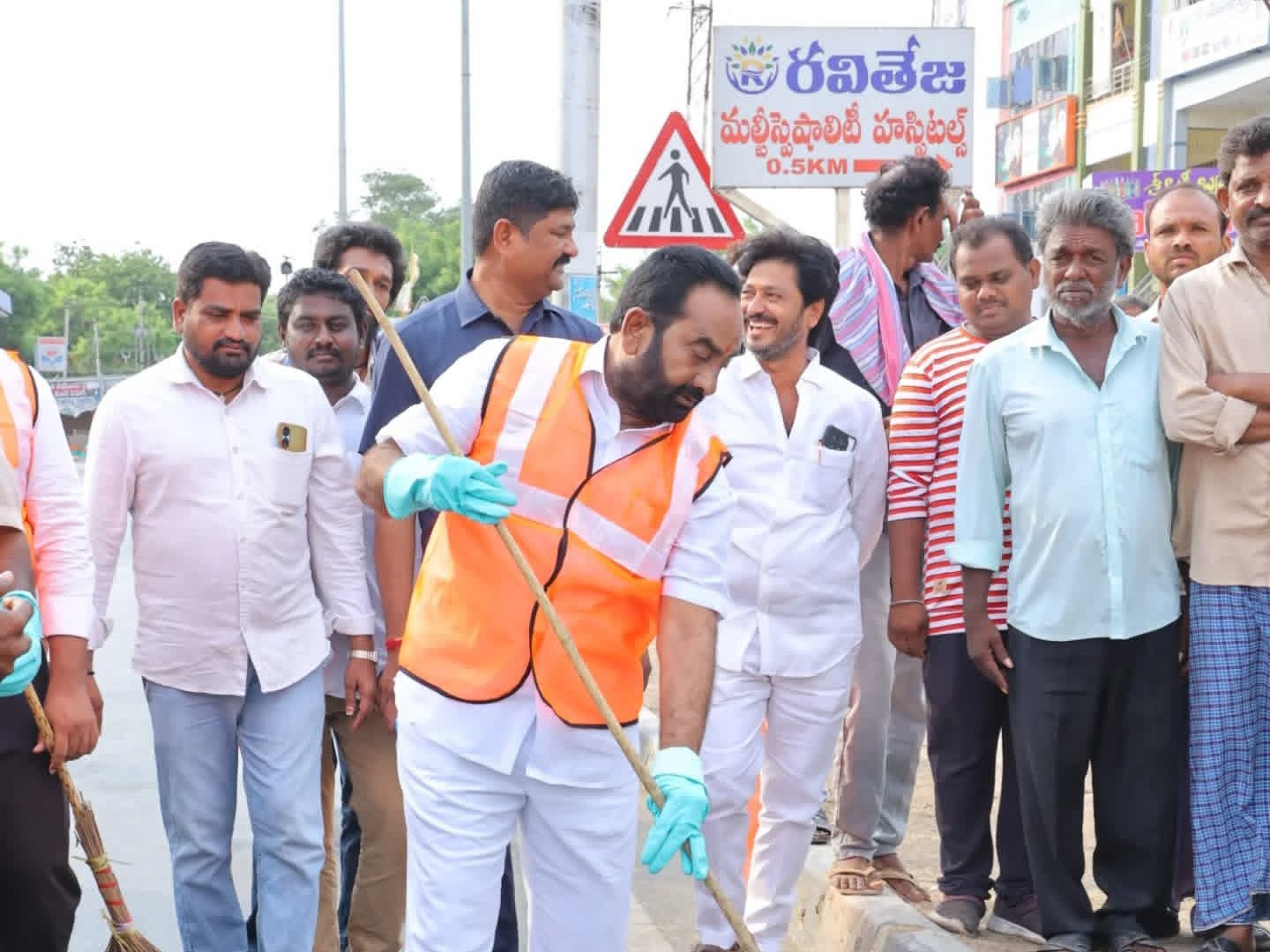పరిశుభ్రమైన మాచర్ల కోసం ‘ఆపరేషన్ క్లీన్ స్వీఫ్’