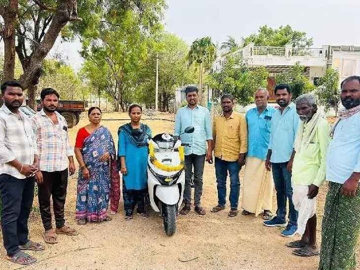 దివ్యాంగురాలికి స్కూటీ అందజేత