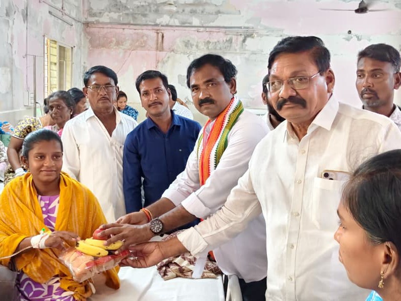 ఏరియా ఆసుపత్రిలో పండ్ల పంపిణీ
