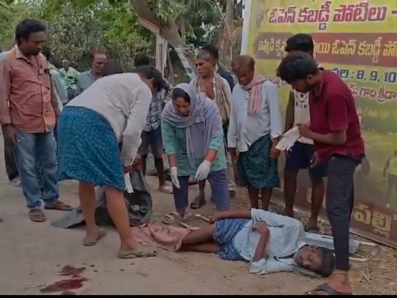 రోడ్డు ప్రమాదం.. ఓ వ్యక్తి తీవ్ర గాయాలు