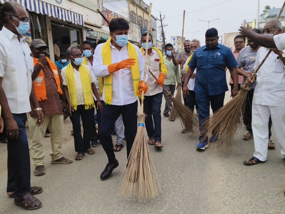 రోడ్లు ఊడ్చిన ఎమ్మెల్యే రోషన్ కుమార్