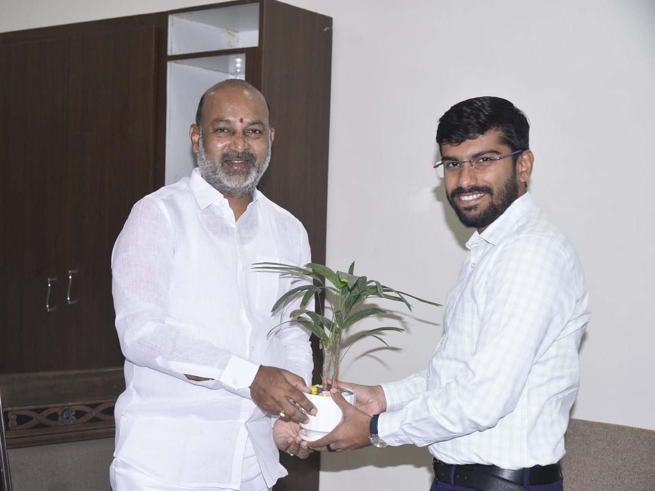 కేంద్ర మంత్రి బండి సంజయ్‌ను కలిసిన కలెక్టర్