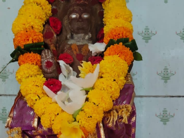 నీలకంఠేశ్వర ఆలయ ప్రాంగణంలో పూజలు