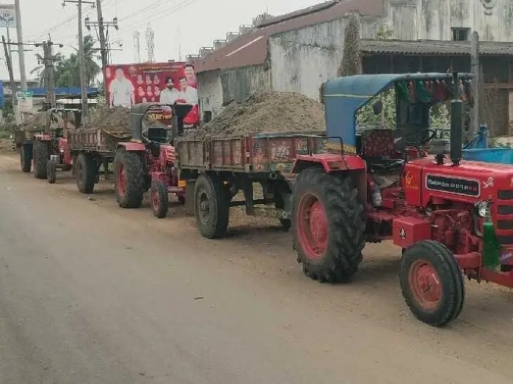 మట్టి ట్రాక్టర్ల అడ్డగింత.. మూడు ట్రాక్టర్ల సీజ్..!