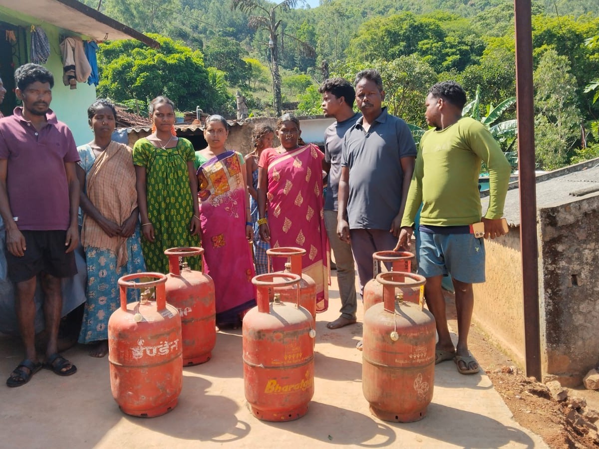 అరకులో గ్యాస్ బండి కోసం పడిగాపులు