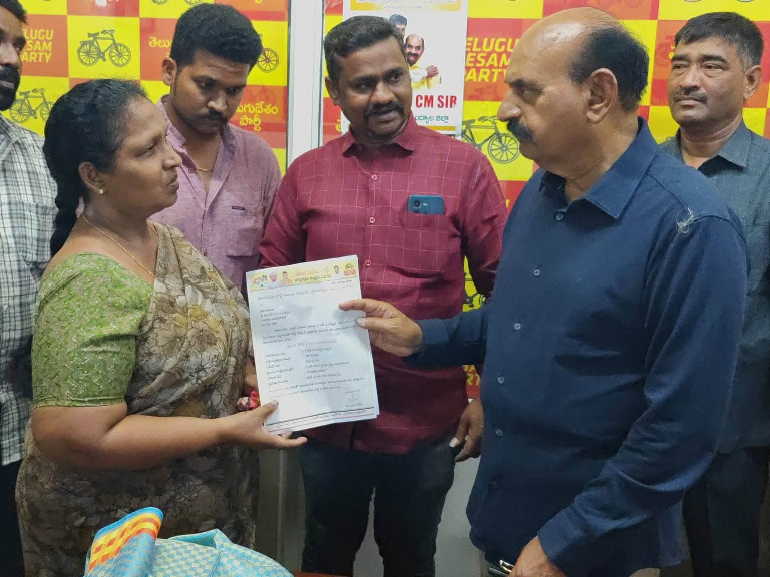 ‘చర్చిల్ కుటుంబానికి రూ.5 లక్షల భీమా చెక్కు’