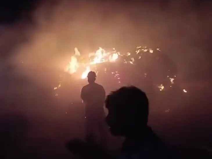 గడ్డివాములు దగ్ధం.. రూ.5 లక్షల నష్టం