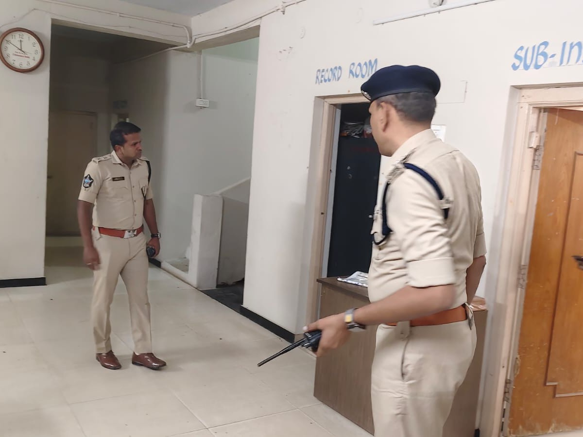 పోలీస్ స్టేషన్లలో ఎస్పీ ఆకస్మిక తనిఖీలు