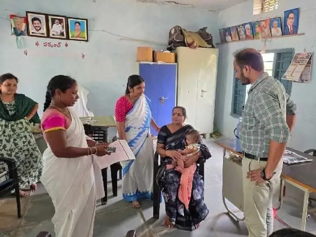 వాక్సినేషన్ ప్రక్రియ సందర్శించిన ఇమ్యునైజేషన్ అధికారి