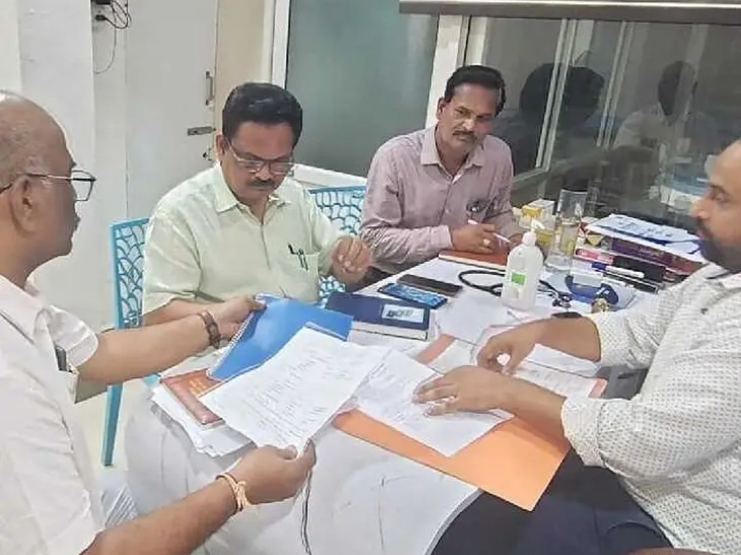 పలు ప్రైవేట్ ఆసుపత్రులను తనిఖీ చేసిన డీఎంహెచ్‌వో