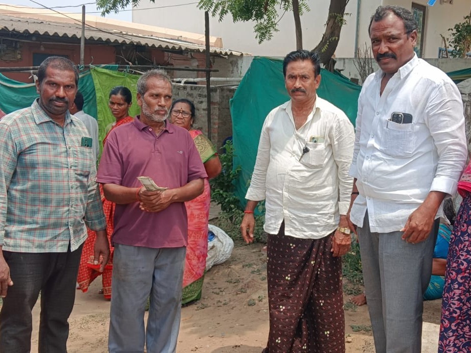 వైఎస్సార్సీపీ నేత తోట తిరుపతిరావు ఆర్థిక సాయం