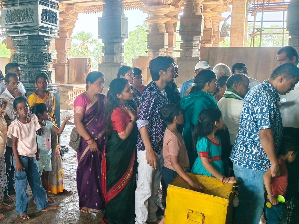 రామప్పలో భక్తుల సందడి