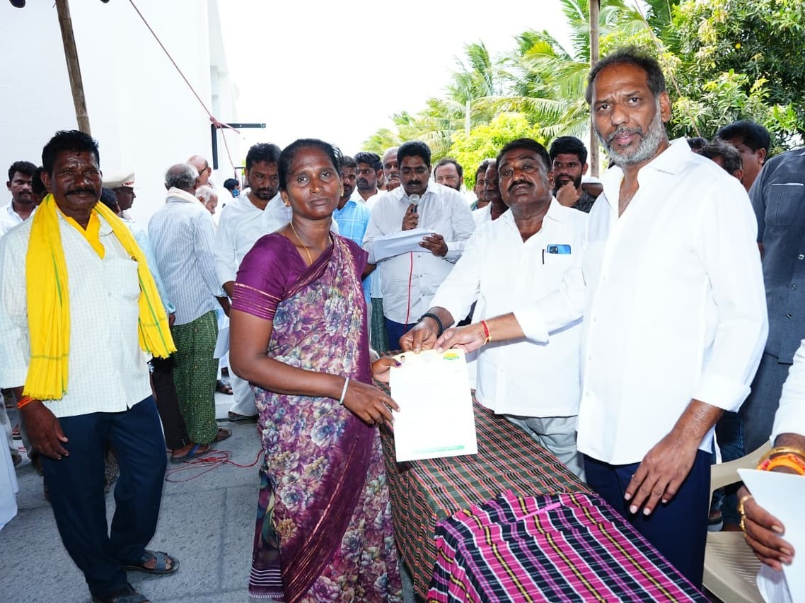 సీఎంఆర్ఎఫ్ చెక్కులను పంపిణీ చేసిన మంత్రి