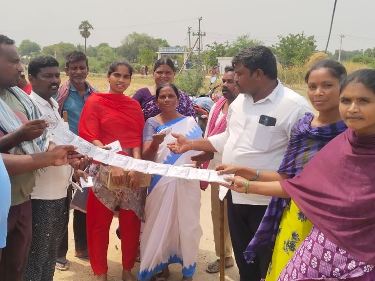 ఉపాధి హామీ కూలీలకు ORS ప్యాకెట్ల పంపిణీ