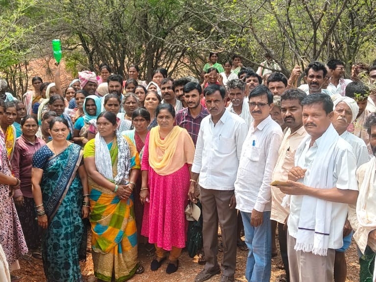 ఉపాధి హామీ పనులను పర్యవేక్షించిన ఎంపీడీవో