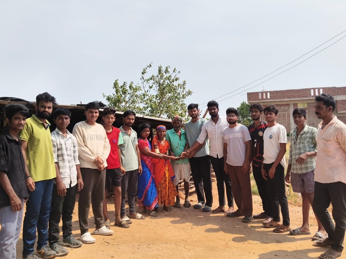 బాధితులకు ఆర్థిక సహాయం చేసిన యువత