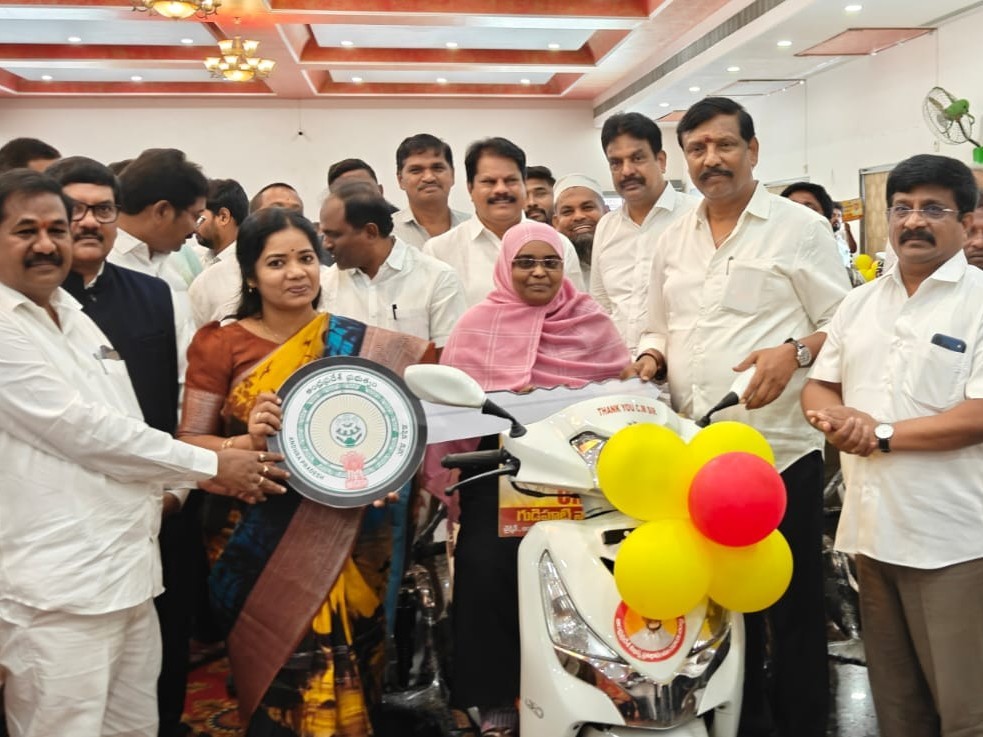 విభిన్న ప్రతిభావంతులకు ఉచిత స్కూటర్లు!