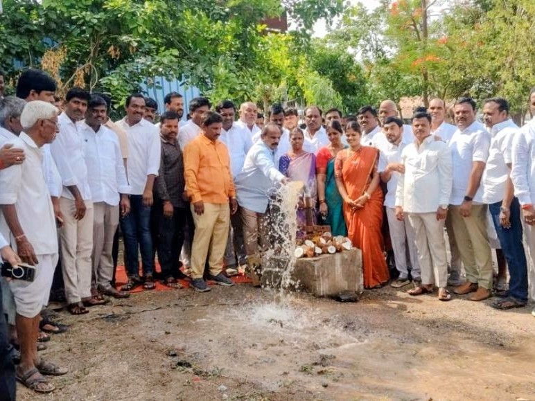 బోరు మోటర్ ప్రారంభించిన ఎమ్మెల్యే