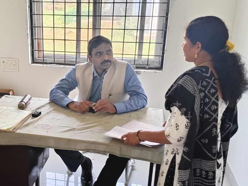 సచివాలయాన్ని తనిఖీ చేసిన కలెక్టర్