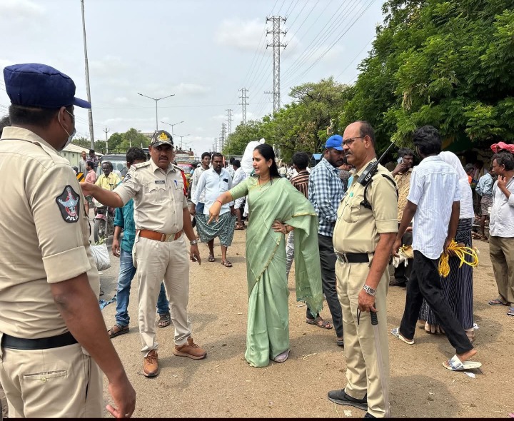 ‘యార్డ్ పరిసరాల్లో బ్యారికేడ్లు ఏర్పాటు చేయాలి’
