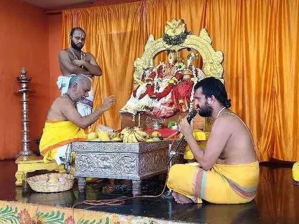 భక్తులతో కిక్కిరిసిన భద్రాచలం ఆలయం