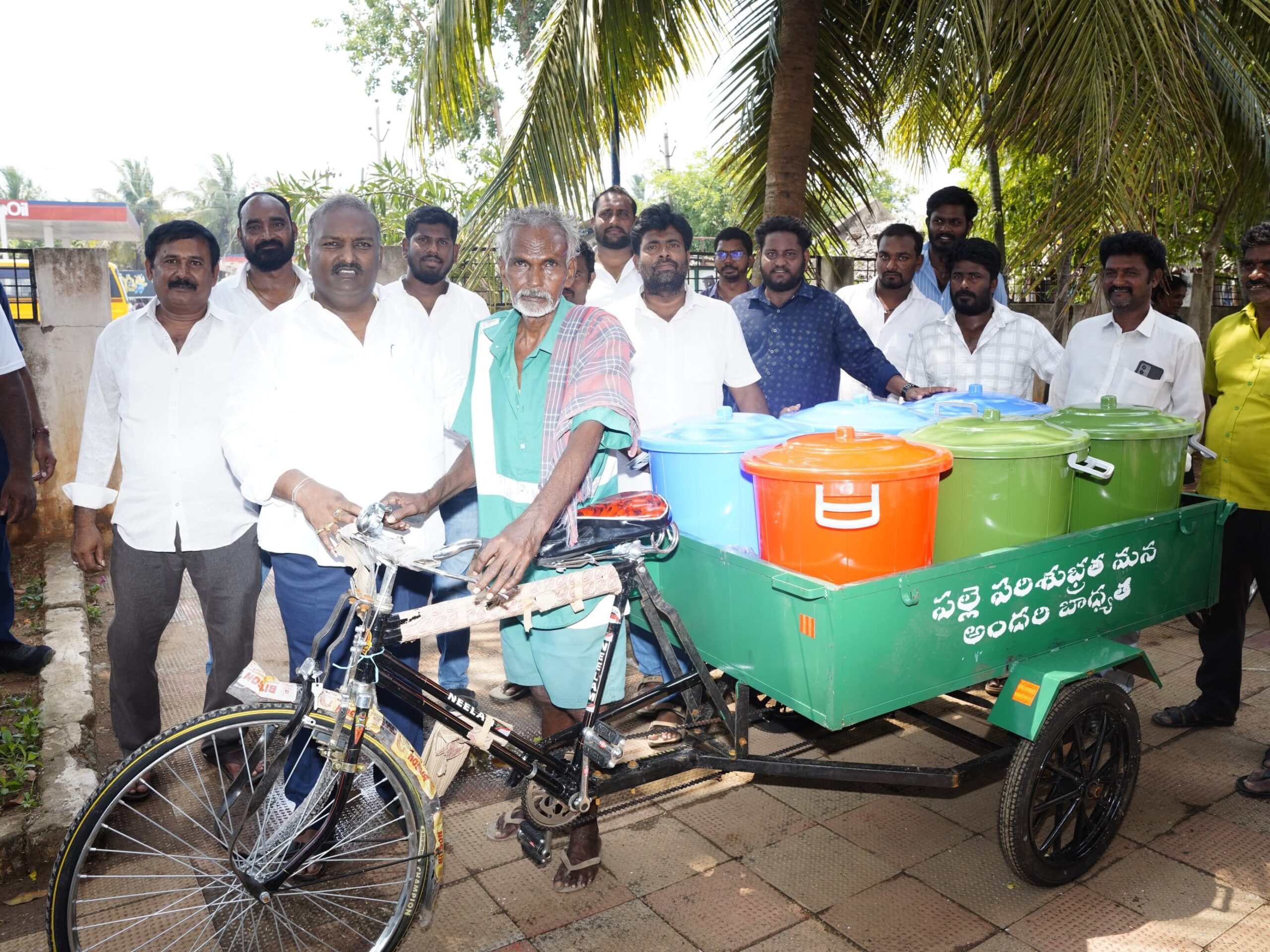 స్వచ్ఛ రిక్షాలను పంపిణీ చేసిన ఎమ్మెల్యే