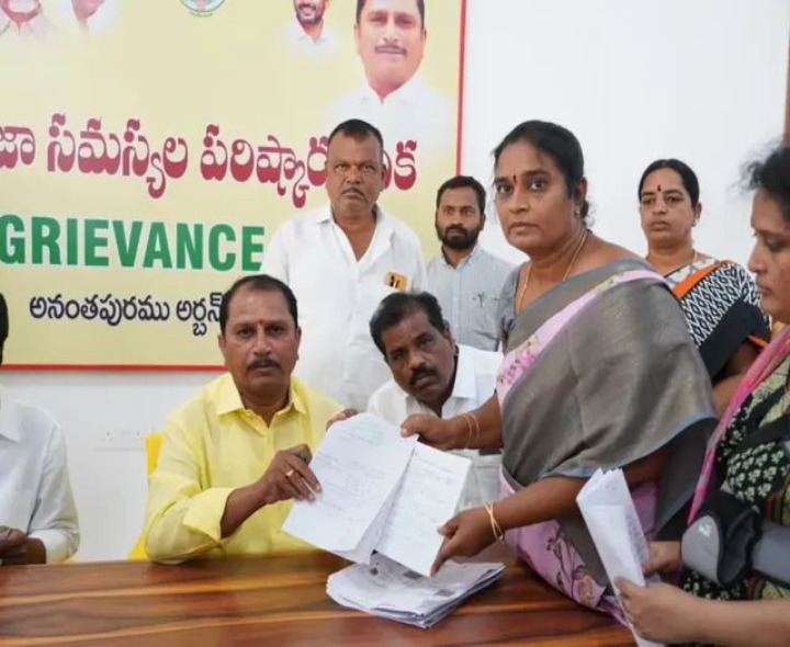 అర్జీలను వెంటనే పరిష్కరించాలి: ఎమ్మెల్యే