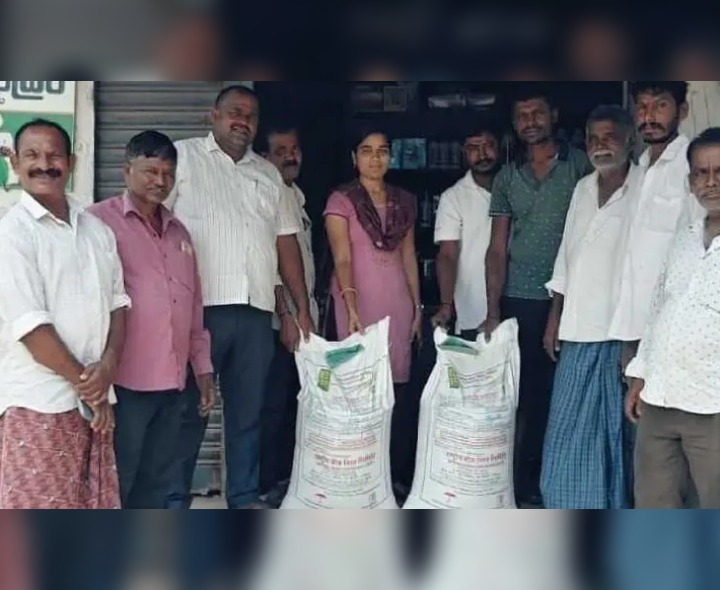 రైతులకు పచ్చిరొట్ట విత్తనాల పంపిణీ